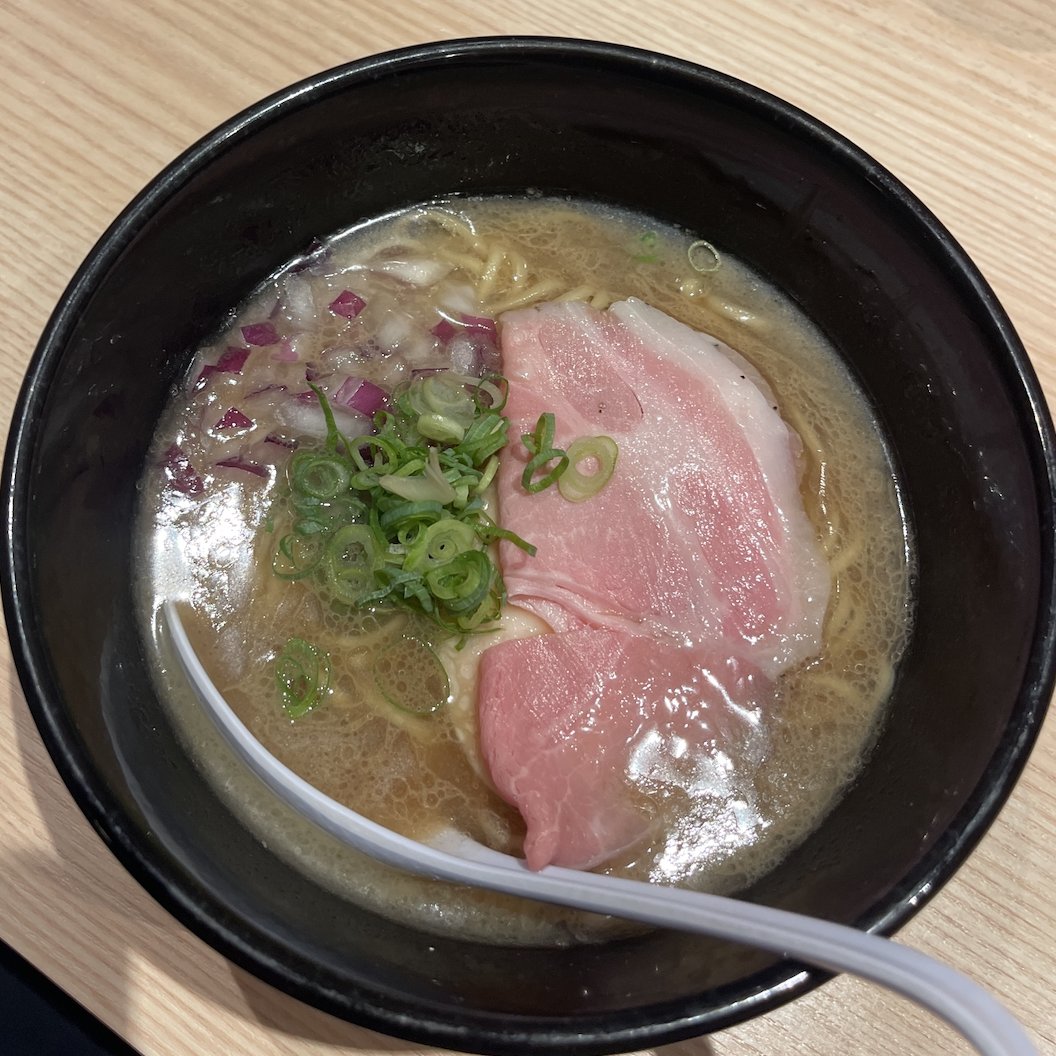 ComeBackDoc's tweet photo. 久々にやらかした
#びぜん亭 映画Ｐ😰

朝まで飲んで🍺からの〆🍜
 酔っててもクセで🍜写真撮るも
どの店か全く思い出せず😱 

#歌舞伎町/貝🐚新店
隣りも🍜店/地下🤔
記憶の断片たどってググると
割とすぐ特定できたぜ❗️🤩
#貝出汁中華そばくらむ
頼んだ１杯は[中華そば 醤油] 

シラフで再訪します😅 https://t.co/wovxHh4B8B