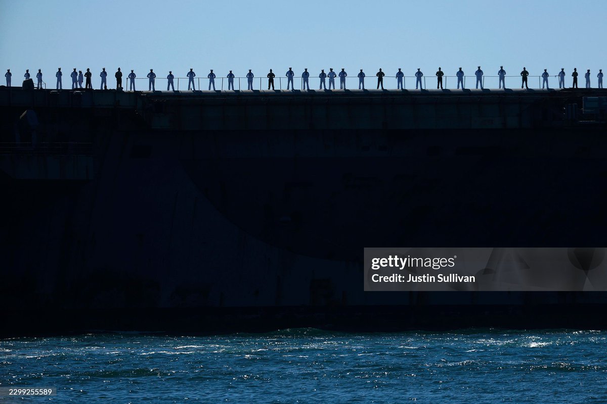 GettyImagesNews's tweet photo. The aircraft carrier USS Abraham Lincoln returns to its homeport in Coronado, California after a historic 10-month deployment, as family and friends await the arrival of their loved ones. 
📸: Justin Sullivan, Mario Tama https://t.co/pMn4FQSEzd
