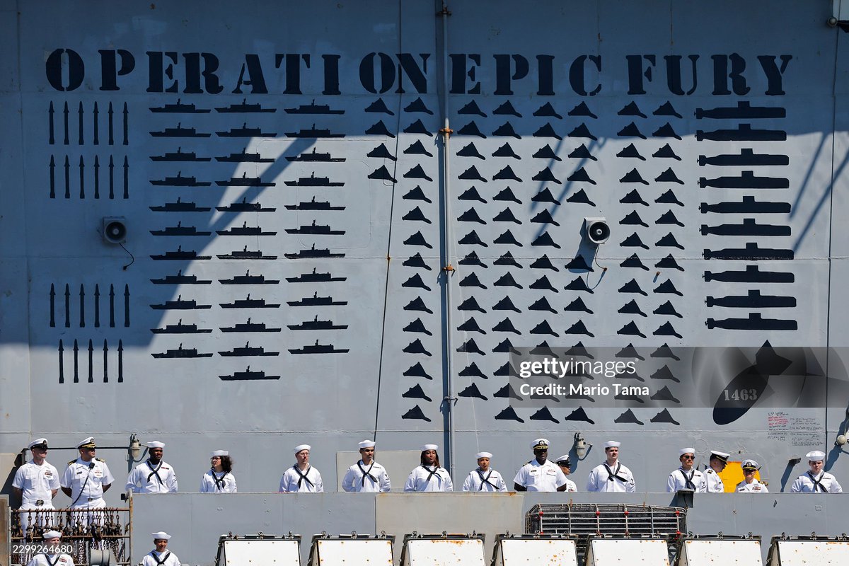 GettyImagesNews's tweet photo. The aircraft carrier USS Abraham Lincoln returns to its homeport in Coronado, California after a historic 10-month deployment, as family and friends await the arrival of their loved ones. 
📸: Justin Sullivan, Mario Tama https://t.co/pMn4FQSEzd