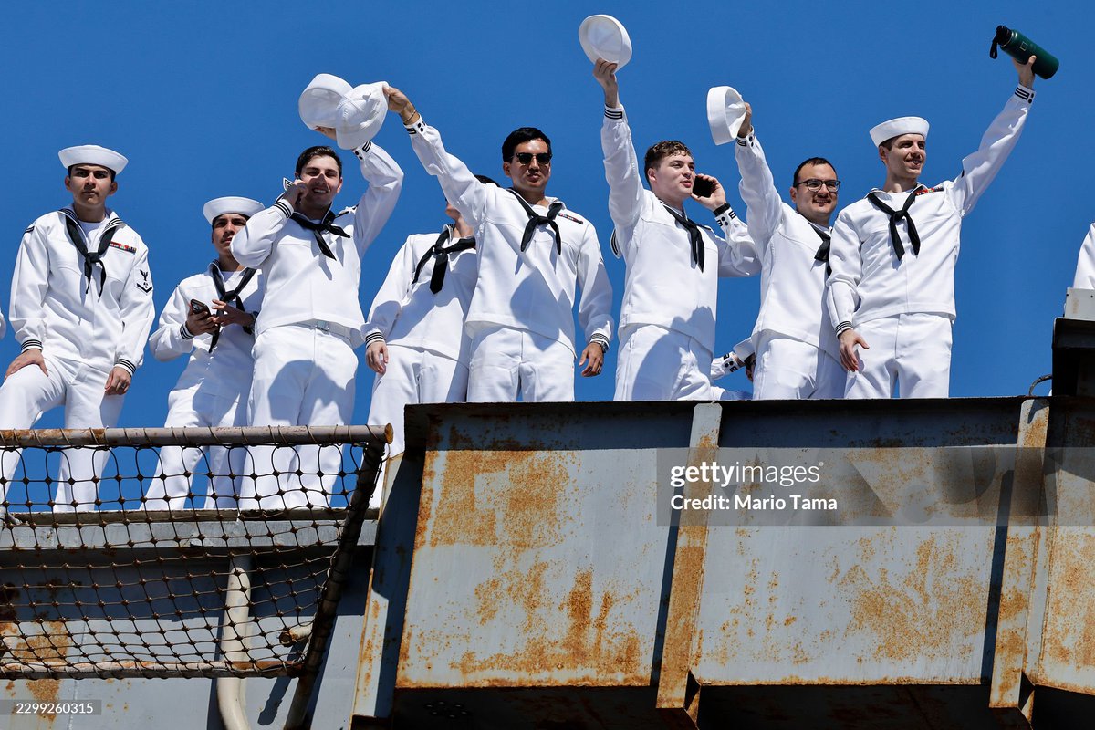 GettyImagesNews's tweet photo. The aircraft carrier USS Abraham Lincoln returns to its homeport in Coronado, California after a historic 10-month deployment, as family and friends await the arrival of their loved ones. 
📸: Justin Sullivan, Mario Tama https://t.co/pMn4FQSEzd