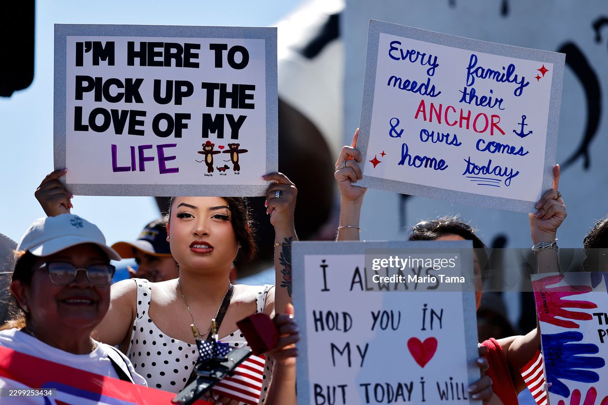 GettyImagesNews's tweet photo. The aircraft carrier USS Abraham Lincoln returns to its homeport in Coronado, California after a historic 10-month deployment, as family and friends await the arrival of their loved ones. 
📸: Justin Sullivan, Mario Tama https://t.co/pMn4FQSEzd