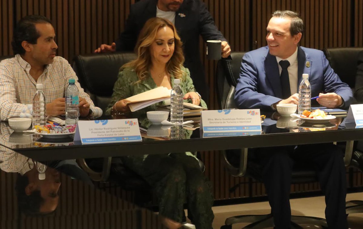 jorgelona1's tweet photo. Sostuvimos una reunión de trabajo con autoridades de la @FeriaDeLeon y del @municipio_leon para sumar esfuerzos y fortalecer la Feria Estatal de León.

Refrendamos el compromiso de mantener el apoyo a las empresas y emprendedores de @marcaguanajuato, trabajando en equipo y en sintonía con nuestra Gobernadora @LibiaDennise.

🎡 ¡Que la Feria siga siendo un espacio de encuentro, tradición y alegría para las familias de Guanajuato!