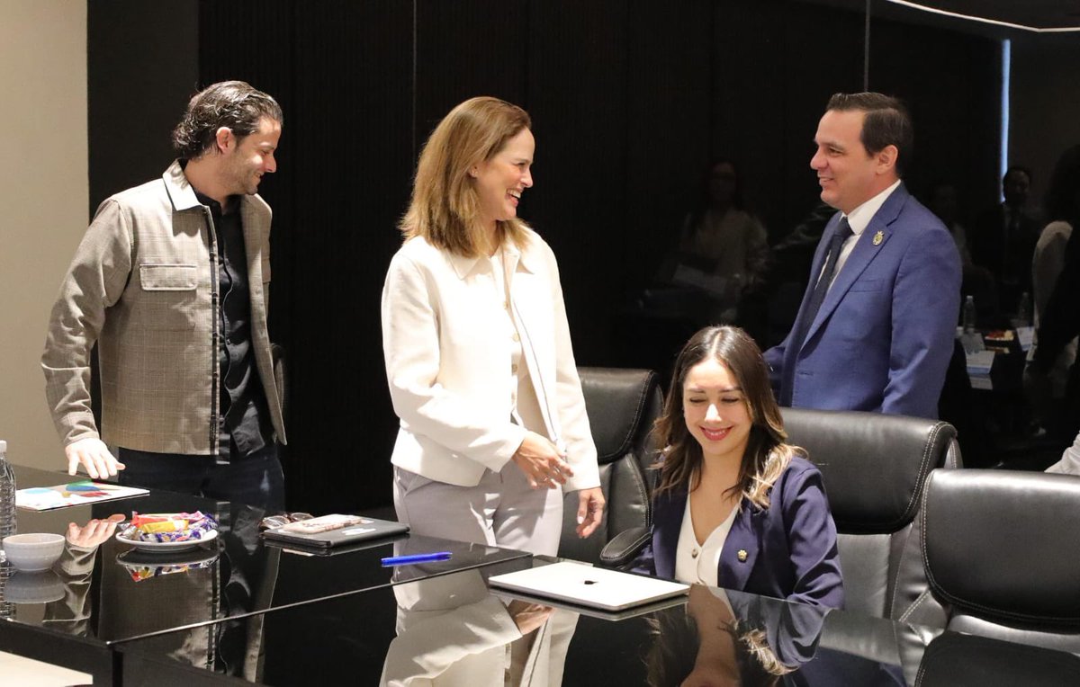 jorgelona1's tweet photo. Sostuvimos una reunión de trabajo con autoridades de la @FeriaDeLeon y del @municipio_leon para sumar esfuerzos y fortalecer la Feria Estatal de León.

Refrendamos el compromiso de mantener el apoyo a las empresas y emprendedores de @marcaguanajuato, trabajando en equipo y en sintonía con nuestra Gobernadora @LibiaDennise.

🎡 ¡Que la Feria siga siendo un espacio de encuentro, tradición y alegría para las familias de Guanajuato!