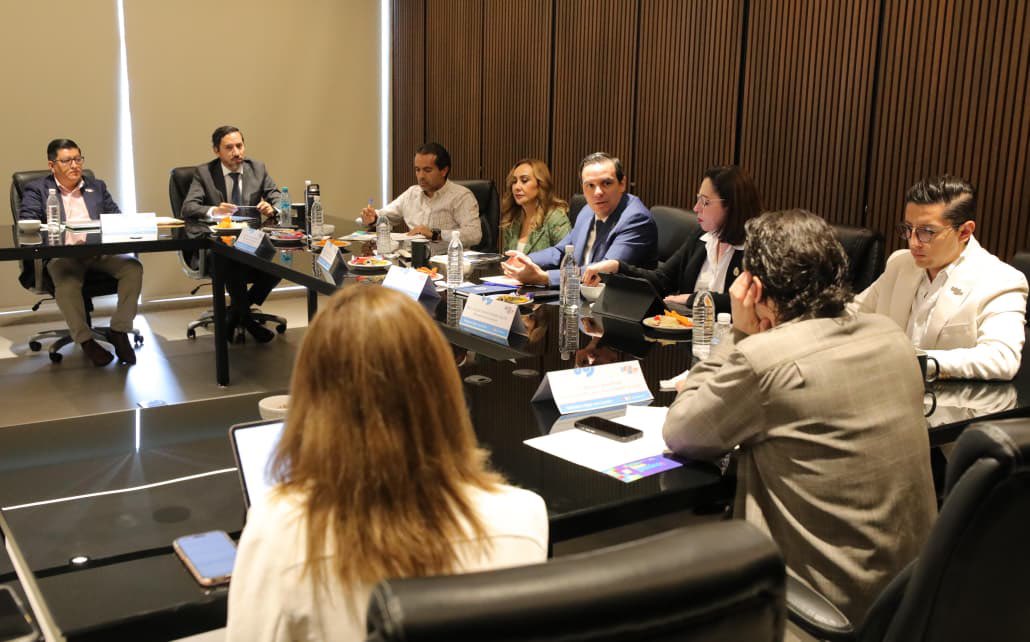 jorgelona1's tweet photo. Sostuvimos una reunión de trabajo con autoridades de la @FeriaDeLeon y del @municipio_leon para sumar esfuerzos y fortalecer la Feria Estatal de León.

Refrendamos el compromiso de mantener el apoyo a las empresas y emprendedores de @marcaguanajuato, trabajando en equipo y en sintonía con nuestra Gobernadora @LibiaDennise.

🎡 ¡Que la Feria siga siendo un espacio de encuentro, tradición y alegría para las familias de Guanajuato!