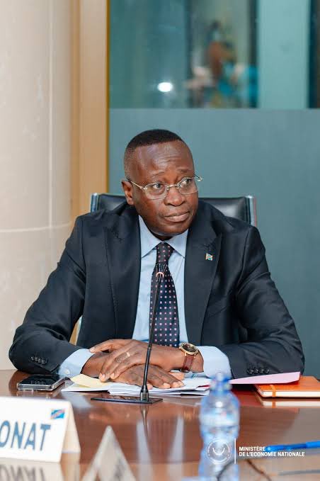 seigneurCHRIS01's tweet photo. Excellence @DMukokoSamba,

La gestion du PMAG par votre cabinet et vos services est tout simplement #inacceptable !

Dans la zone Sud (Katanga), plus de dix sociétés, pourtant en règle et dont les quantités importées ont été certifiées pour le T1 et T2 2026, demeurent impayées sans qu’aucune justification valable leur ait été communiquée. Malgré nos multiples démarches auprès de vos services, aucune solution concrète n’a été apportée. 

Excellence, jusqu’à quand allez-vous laisser vos services pénaliser les entreprises congolaises qui contribuent à l’approvisionnement du pays en produits pétroliers ?

Le PMAG constitue un mécanisme essentiel pour soutenir nos activités. En retardant ces paiements relatifs aux T1 et T2 2026, vos services fragilisent nos trésoreries, découragent l’entrepreneuriat congolais et compromettent la continuité de nos approvisionnements.

Nous ne demandons ni faveur ni privilège. Nous réclamons simplement le paiement des sommes qui nous sont légalement dues !

Excellence Monsieur le VPM, nous demandons une intervention de votre part afin que vos services mettent fin à ces blocages et procèdent au paiement des sociétés concernées.

On ne peut pas prétendre encourager l’entrepreneuriat national tout en laissant les entreprises congolaises s’asphyxier financièrement. Une telle situation est en contradiction avec la vision du Chef de l’État @fatshi13 qui prône la promotion de l’entrepreneuriat national et le développement des entreprises congolaises.

🇨🇩 Les entreprises congolaises méritent mieux ! @EconatRDC @Presidence_RDC @SuminwaJudith