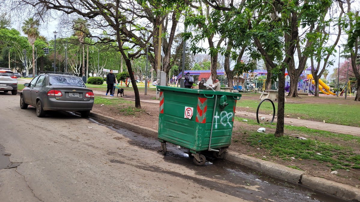 TenemeEnCuenta's tweet photo. Por favor, cobradores de impuestos. El Aura no era prioridad, el parque acuático no era prioridad... Estas cosas sí son prioridad! Corran el cordón hasta la vereda. Que queden 2 carriles de circulación. Cuántos años más de esto.? @pablojavkin @mariuschmuck_ @CMDNorte @MuniRosario https://t.co/NO8jTvq4Cg