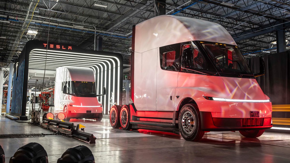 EvaFox's tweet photo. NEWS: Tesla Semi is getting a dedicated service center in Las Vegas

Two weeks after volume production started, Tesla filed a Clark County permit for a Semi repair garage on North Las Vegas Boulevard, near Interstate 15, one of the busiest freight routes in the West. It's the first of about 20 planned US Semi service sites to show up in public records.

Photo: Motortrend