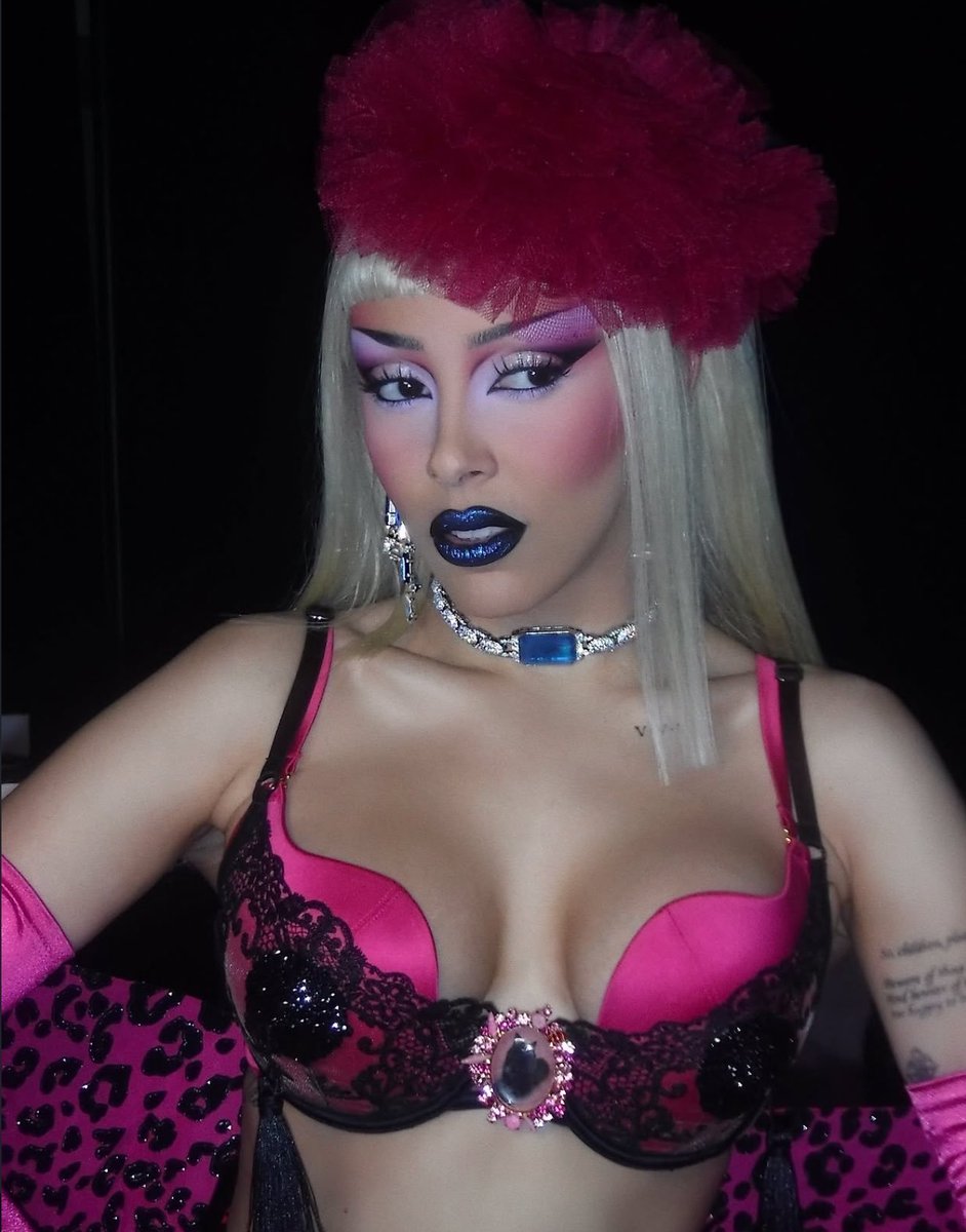 dojacatcore's tweet photo. sssomeone as hot as her isn't for just anyone... https://t.co/HuF8ke3Pjy