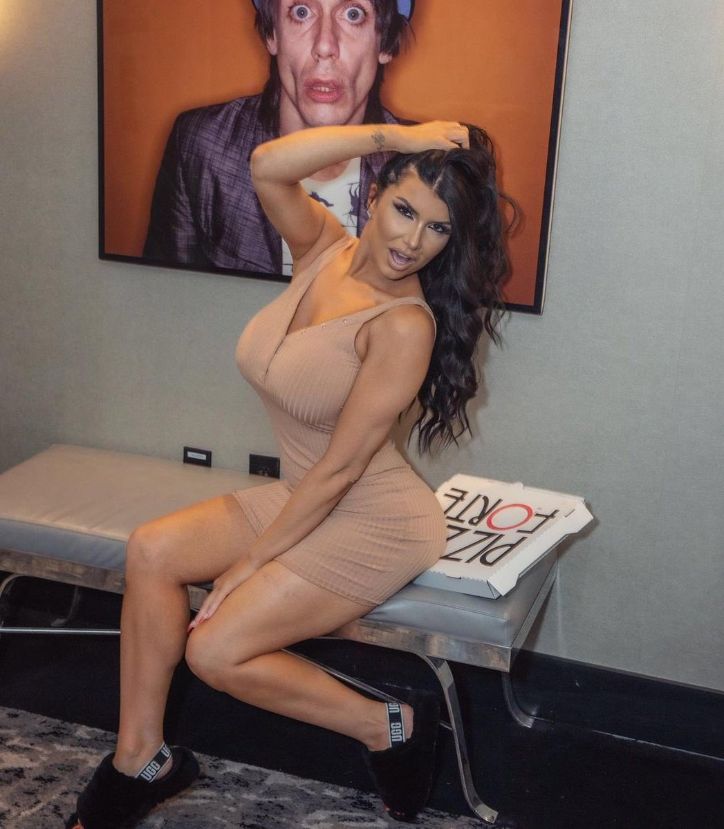 MacDarling7l's tweet photo. think you could handle my attention? 😉 https://t.co/kqnLHryXn7