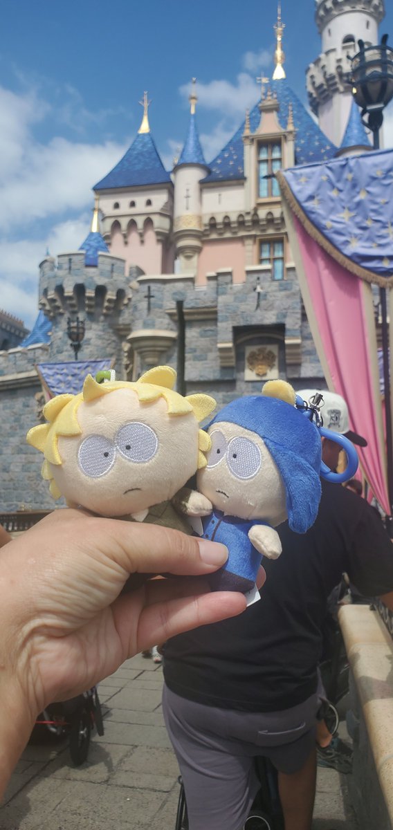 confeytu's tweet photo. 1/2 of taking creek to cali/disneyland! https://t.co/OTJdHWAbG6