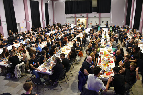 sants3radio's tweet photo. Més de 300 veïns participen en el #sopar de germanor de la @FMHostafrancs al Casinet tot i el canvi de dia per la pluja.
Al #SantsMontjuïcAlDia escoltem els parlaments i lliurament de les #Magranes d'#Honor.
🎧Audio👉https://t.co/W3KVdtr3mn
📰Notícia📸👉https://t.co/8D64NAejCb https://t.co/RAG0fZ8MKe
