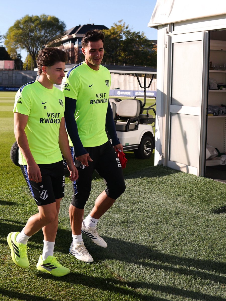 Daniela58142756's tweet photo. Mira esta foto de juli con su amigo musso hoy en el atletico de madrid para voz enzo fernandez https://t.co/EITrYacu4g