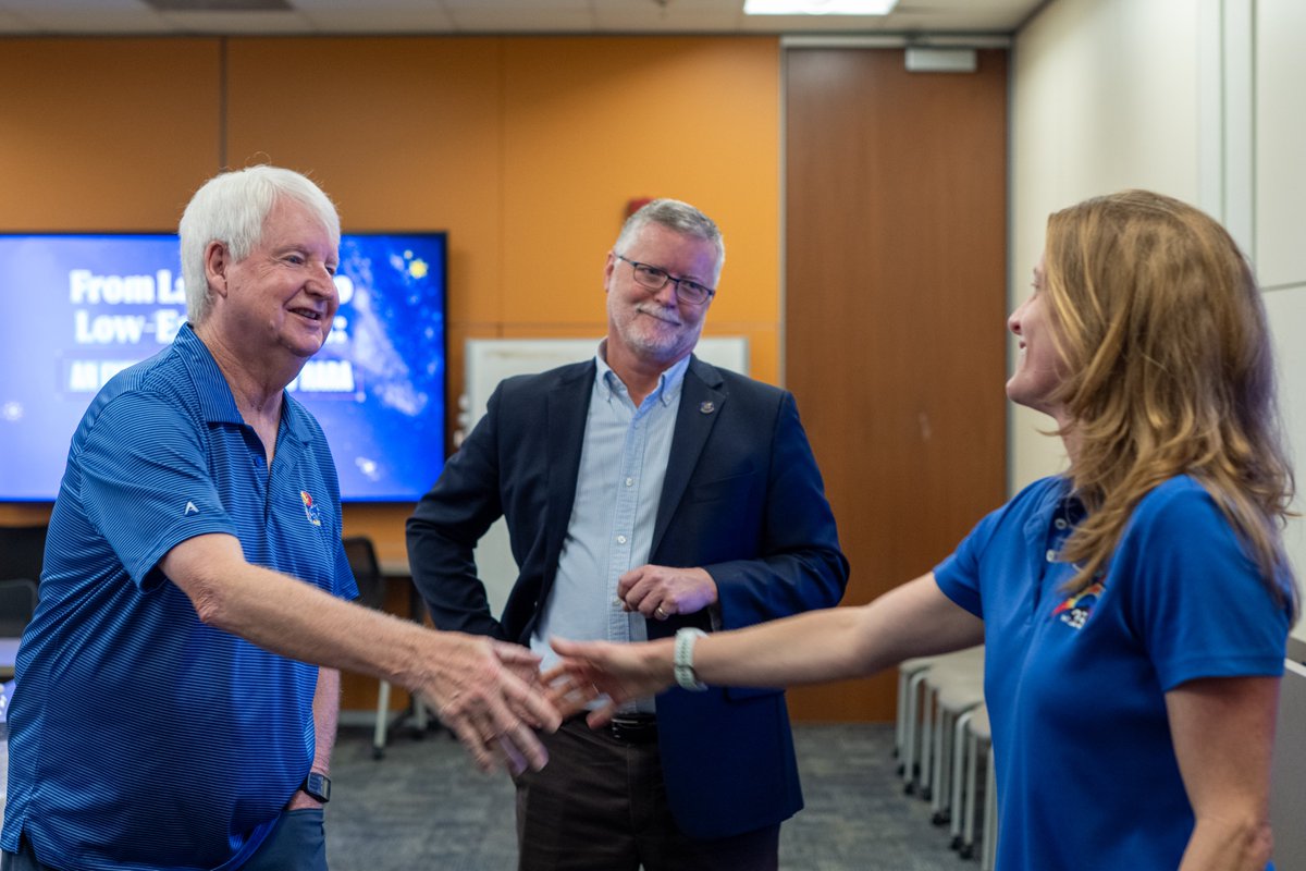 kulibraries's tweet photo. "And we have touchdown!" 🤝 KU astronaut connection.

Join us for the KU Reads keynote, "From Lawrence to Low-Earth Orbit: An Evening with Loral O'Hara," Thursday night at the Union Ballroom, starting at 7 p.m. https://t.co/sBu1aaGeKw