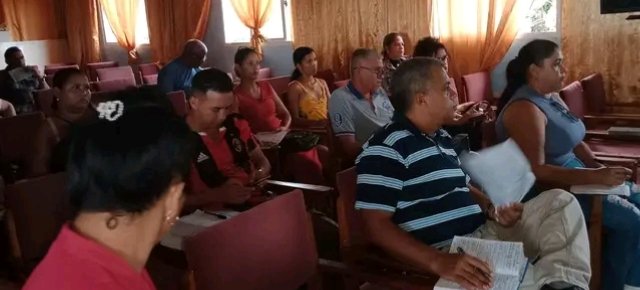 PabloGVega2kvy's tweet photo. Directivos y comunicadores de Maisí intercambiamos hoy con Zenia Lores, Directora de Información y Comunicación de #Gtmo. Tema clave: el rol de la comunicación y el combate en redes. Reafirmamos nuestro compromiso con la verdad desde cada plataforma. https://t.co/8aocVRSKdx