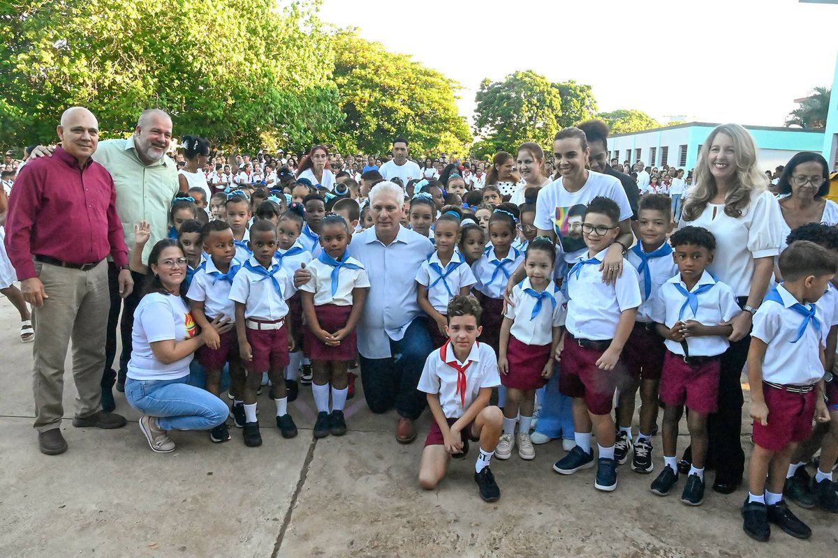 PartidoPCC's tweet photo. El Primer Secretario del Comité Central del Partido y Presidente de la República @DiazCanelB acompañó a los niños de la hermosa escuela Fabricio Ojeda, del capitalino reparto Camilo Cienfuegos, en la emotiva ceremonia de ingreso a la Organización de Pioneros José Martí, con la cual se marca el inicio de la formación pioneril en Cuba.

 Junto a los familiares de los niños y los miembros del Buró Político Manuel Marrero Cruz, primer ministro, y @DrRobertoMOjeda , secretario de Organización del Comité Central, y la ministra de Educación, Naima Trujillo, el Jefe de Estado compartió con los pioneros y sus maestros.
