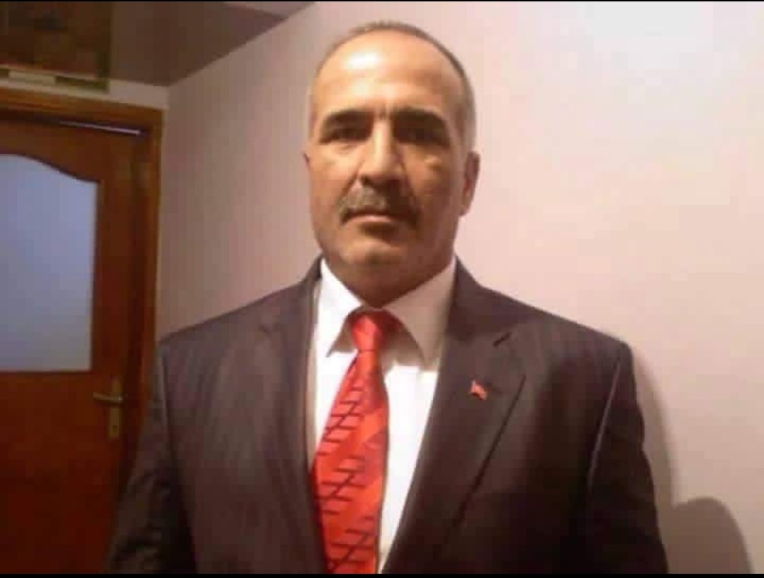 ZiyaSozen's tweet photo. BAHRİ ARAN ABİMİZİ RAHMETLE ANIYORUZ

Bahri ARAN Abimiz; bizim için sadece bir abi değil, yeri geldiğinde bir baba, bir arkadaş, bir yoldaş, bir sırdaştı.

Merhametiyle gönüllere dokunan, şefkatiyle insanları kucaklayan, dostluğu ve adamlığıyla iz bırakan güzel bir insandı. Fakirin, fukaranın, mazlumun yanında sessizce duran; iyiliği gösterişten uzak, yüreğinden gelen biriydi.

Aradan yıllar geçse de bazı insanlar unutulmaz… Çünkü onlar hatıralarda değil, gönüllerde yaşar.

Seni hiç unutmadık Bahri Abim,
hiçbir zaman da unutmayacağız.

Vefatının yıl dönümünde seni rahmet, özlem ve dualarla anıyoruz.

Allah rahmet eylesin.
Mekânın cennet, makamın âli olsun.