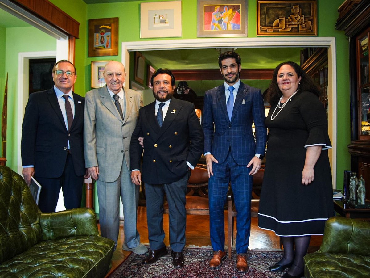 AndresOjedaOk's tweet photo. Hoy, junto al expresidente @JMaSanguinetti recibimos al vicepresidente de El Salvador 🇸🇻 @fulloa51 
En pocos años El Salvador pasó de ser uno de los países más violentos del mundo a tener cifras de homicidios que hace una década parecían imposibles. 
Detrás de ese cambio hay decisiones, gestión y resultados que queremos conocer en profundidad, sin prejuicios y con nuestra propia mirada.
Hablamos de seguridad pública y también de otras áreas en las que podemos cooperar. 
Estamos trabajando para concretar una visita y ver esa experiencia de primera mano.
La seguridad es la principal preocupación de los uruguayos. Para buscar soluciones hay que estudiar lo que funciona en otros lados.
🇺🇾🤝🇸🇻