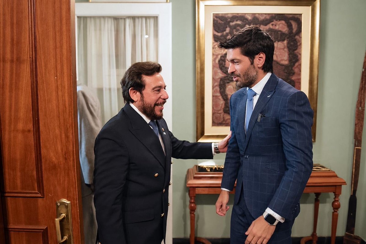 AndresOjedaOk's tweet photo. Hoy, junto al expresidente @JMaSanguinetti recibimos al vicepresidente de El Salvador 🇸🇻 @fulloa51 
En pocos años El Salvador pasó de ser uno de los países más violentos del mundo a tener cifras de homicidios que hace una década parecían imposibles. 
Detrás de ese cambio hay decisiones, gestión y resultados que queremos conocer en profundidad, sin prejuicios y con nuestra propia mirada.
Hablamos de seguridad pública y también de otras áreas en las que podemos cooperar. 
Estamos trabajando para concretar una visita y ver esa experiencia de primera mano.
La seguridad es la principal preocupación de los uruguayos. Para buscar soluciones hay que estudiar lo que funciona en otros lados.
🇺🇾🤝🇸🇻