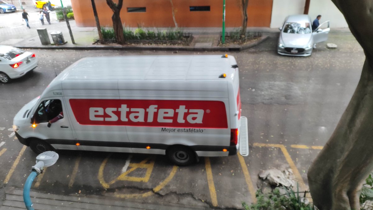 gar08221515's tweet photo. @UCS_GCDMX Por favor rondines para multar infractores calle Marsella 7 Colonia Juarez entre Versalles y Berlin. No son vecino. Son insolentes violando la ley Urge https://t.co/GcaygrzzMA