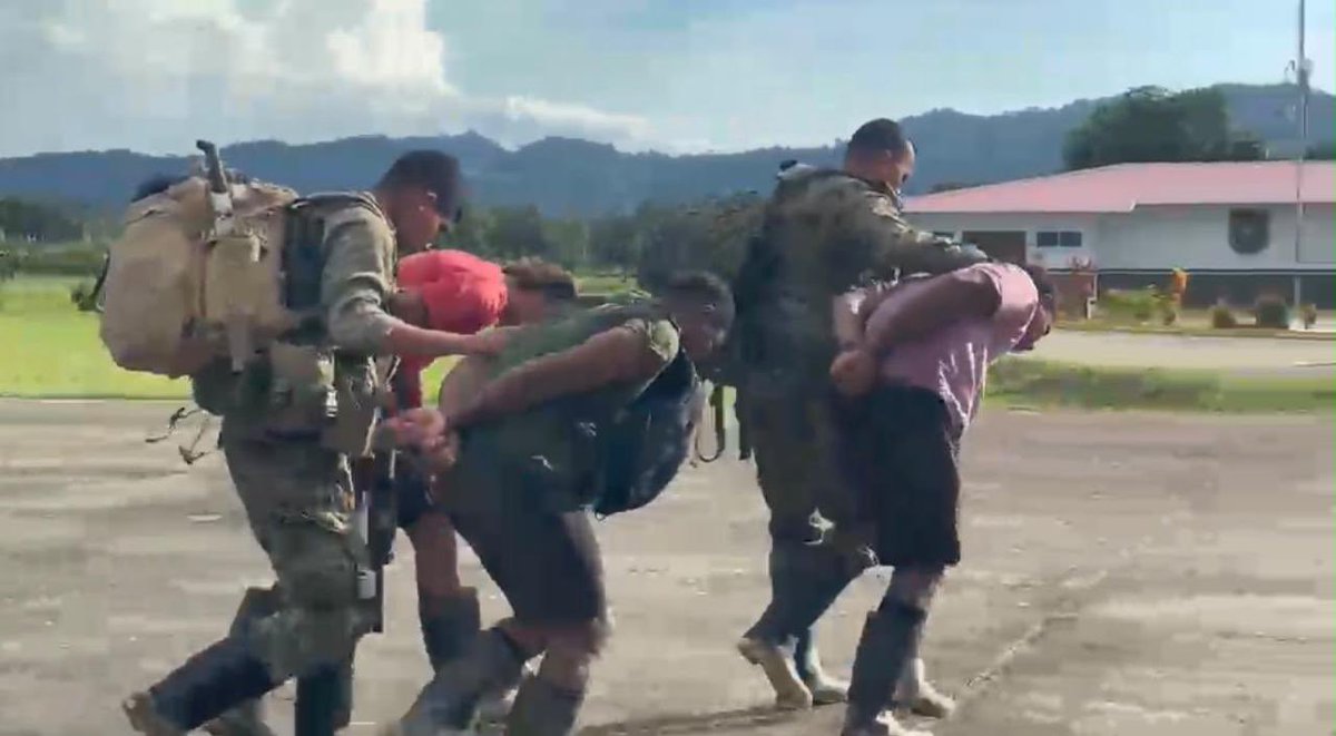 COMANDANTE_EJC's tweet photo. De punta a punta del país, la ofensiva de nuestras tropas no conoce tregua. 

En las últimas horas, tras el desarrollo de operaciones militares en puntos distantes como #Chocó y #Vaupés, nuestros soldados han demostrado su valor inquebrantable golpeando con contundencia a las estructuras criminales y a las finanzas del narcotráfico.

Gracias a una impecable cooperación binacional adelantada con la nación hermana de Panamá, en el departamento del #Chocó, neutralizamos en total a 17 integrantes del Clan del Golfo, entre estos uno abatido. Las operaciones llevadas a cabo en Riosucio y Loma Las Banderas, zona fronteriza, permitieron incautar armamento, explosivos y desmantelar una central ilegal de comunicaciones, además de frenar la minería ilegal en este sector. 

Simultáneamente, en Mitú, #Vaupés, un certero golpe contra el grupo residual Estructura Primera Armando Rios dejó 5 capturados y más de una tonelada de marihuana incautada, junto a lanchas y motores que financiaban su accionar criminal.

Este es el verdadero rostro de nuestros soldados: héroes con temple de acero que desafían la selva y las distancias para proteger a la nación. Mi reconocimiento a ellos, desplegados a través de @Ejercito_Div7 y @Ejercito_Div4. 

Seguiremos con la ofensiva, implacables #ContraLaAmenaza hasta asegurar la tranquilidad de los colombianos. 

#PatriaHonorLealtad  https://t.co/khJwzA56lt