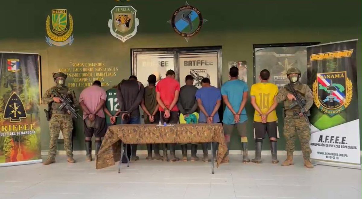 COMANDANTE_EJC's tweet photo. De punta a punta del país, la ofensiva de nuestras tropas no conoce tregua. 

En las últimas horas, tras el desarrollo de operaciones militares en puntos distantes como #Chocó y #Vaupés, nuestros soldados han demostrado su valor inquebrantable golpeando con contundencia a las estructuras criminales y a las finanzas del narcotráfico.

Gracias a una impecable cooperación binacional adelantada con la nación hermana de Panamá, en el departamento del #Chocó, neutralizamos en total a 17 integrantes del Clan del Golfo, entre estos uno abatido. Las operaciones llevadas a cabo en Riosucio y Loma Las Banderas, zona fronteriza, permitieron incautar armamento, explosivos y desmantelar una central ilegal de comunicaciones, además de frenar la minería ilegal en este sector. 

Simultáneamente, en Mitú, #Vaupés, un certero golpe contra el grupo residual Estructura Primera Armando Rios dejó 5 capturados y más de una tonelada de marihuana incautada, junto a lanchas y motores que financiaban su accionar criminal.

Este es el verdadero rostro de nuestros soldados: héroes con temple de acero que desafían la selva y las distancias para proteger a la nación. Mi reconocimiento a ellos, desplegados a través de @Ejercito_Div7 y @Ejercito_Div4. 

Seguiremos con la ofensiva, implacables #ContraLaAmenaza hasta asegurar la tranquilidad de los colombianos. 

#PatriaHonorLealtad  https://t.co/khJwzA56lt