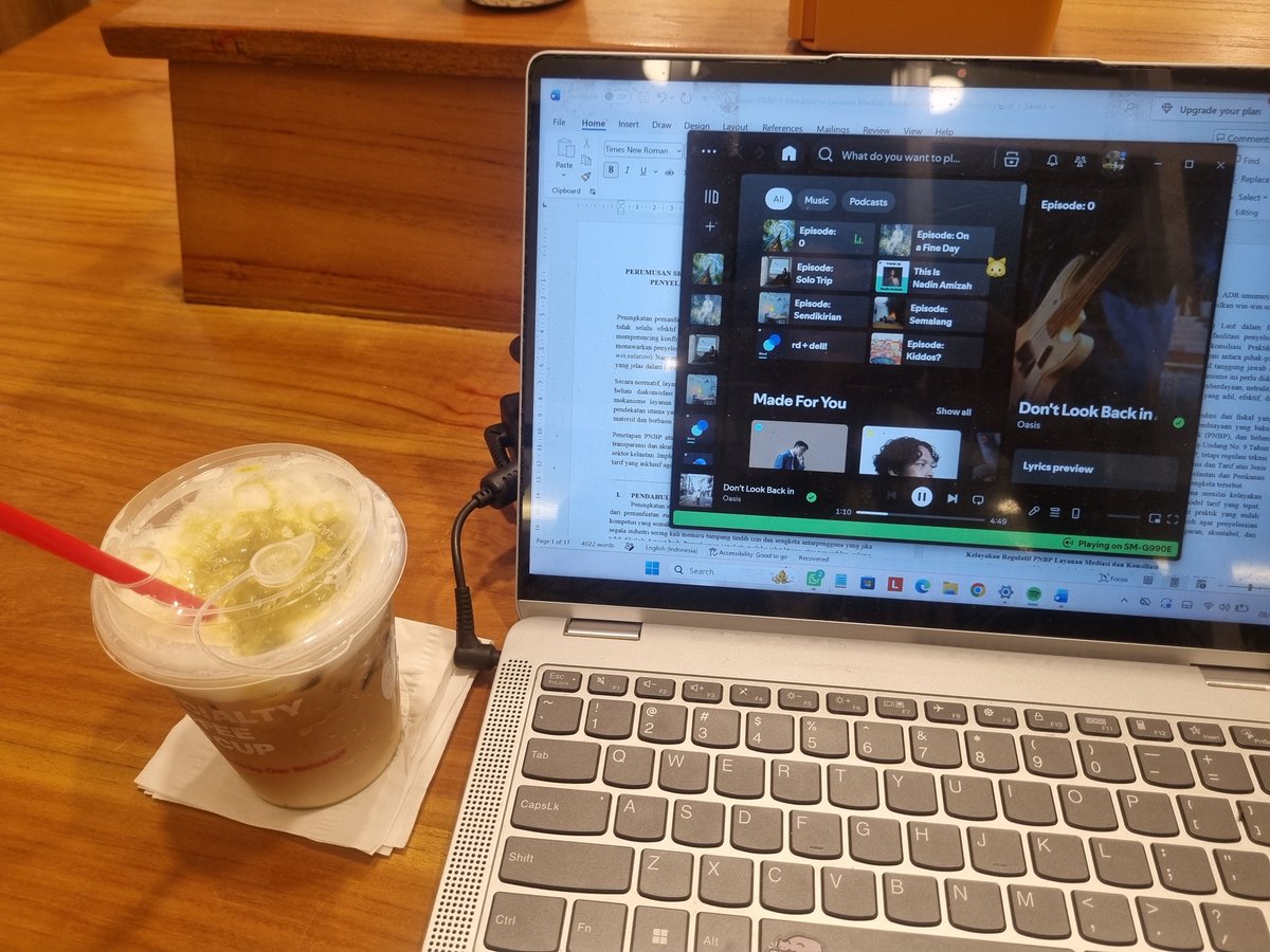 anomalilaleo's tweet photo. 🎧📝☕️ https://t.co/s4AFty80G9