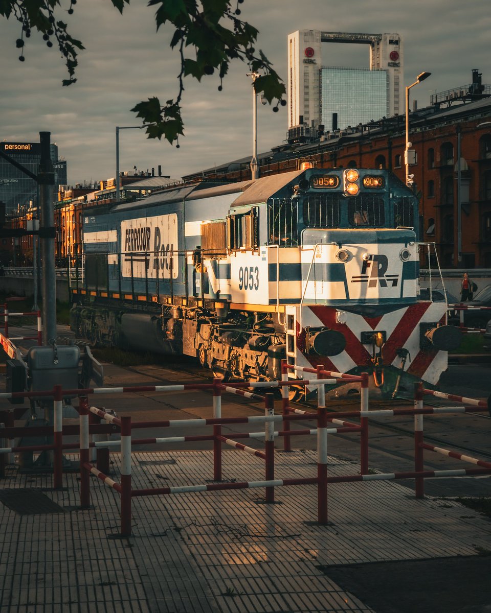 BALandscapes's tweet photo. La GT22 9053 de Ferrosur pasando por Puerto Madero. https://t.co/dOSbkg9ndu