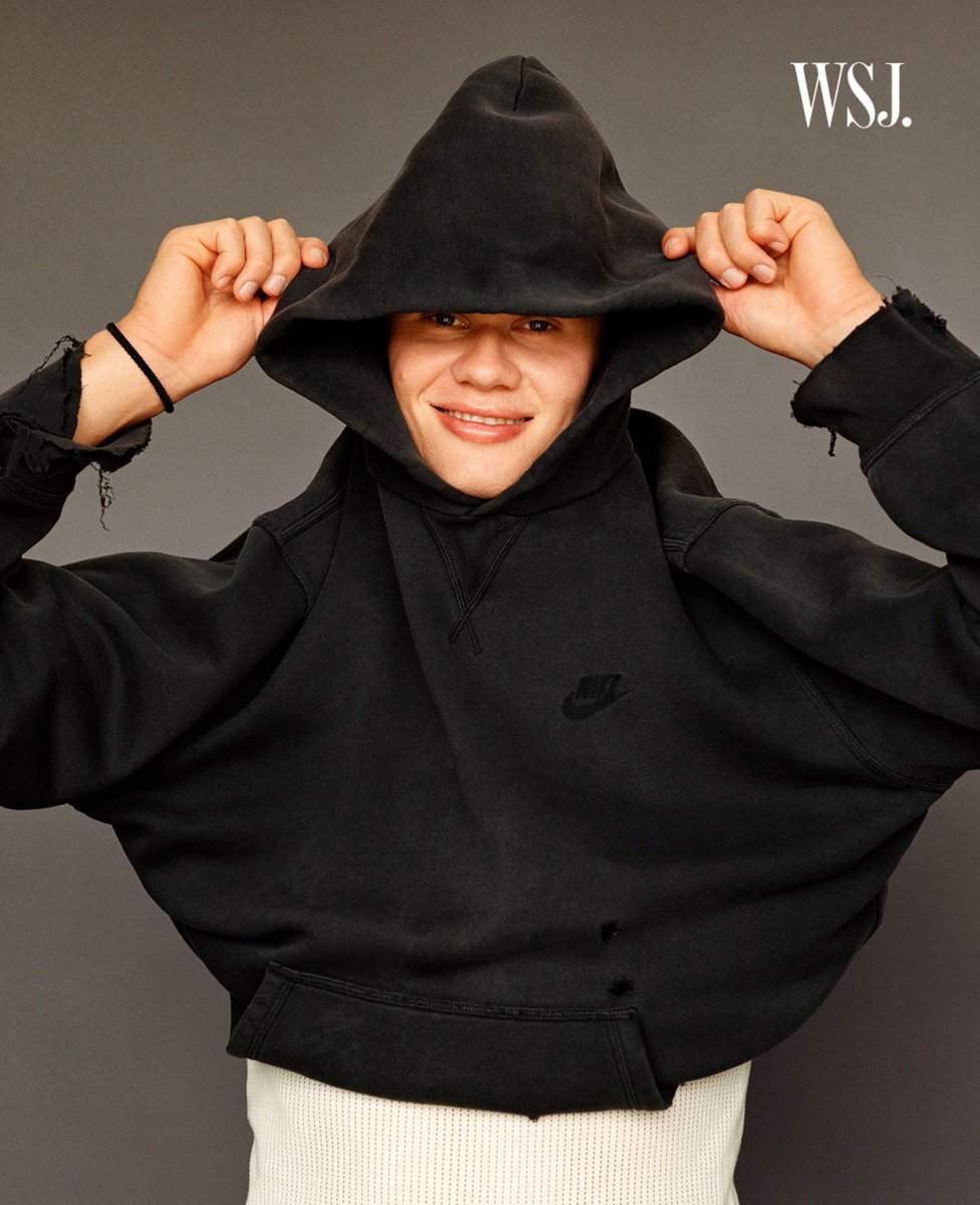 taetaerling's tweet photo. não tô guentando o quão neném ele tá nessa foto mds como pode gente ele tem quase dois metros de altura 😭😭😭 https://t.co/C6jhzdO3Gn