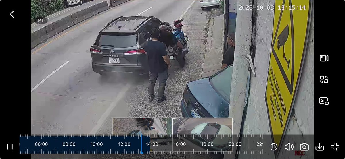 todomotorsv's tweet photo. #LoUltimoSV | 🔴🚨 PEATÓN RESULTA GRAVEMENTE LESIONADO TRAS SER IMPACTADO POR VEHÍCULO EN LA CARRETERA AL PUERTO DE LA LIBERTAD 🇸🇻🚨

Un peatón fue atropellado este día a la 1:15 de la tarde por un vehículo Toyota Cross, placas P47 1B4, sobre la carretera que conduce del Puerto de La Libertad hacia Santa Tecla, frente al taller JA Service.

🚑 La persona fue atendida por elementos de Cruz Verde y posteriormente trasladada a un centro asistencial, donde se encuentra recibiendo atención médica debido a múltiples fracturas. Según la información proporcionada, actualmente se encuentra en cirugía.

🙏 Familiares del afectado solicitan apoyo para dar con el paradero del responsable y piden que se haga cargo de las consecuencias del accidente.

📢 Si alguien tiene información que pueda ayudar a localizar al conductor o esclarecer lo ocurrido, la familia pide que se comunique con ellos o con las autoridades correspondientes.

@PNCSV @FGR_SV @VMTElSalvador