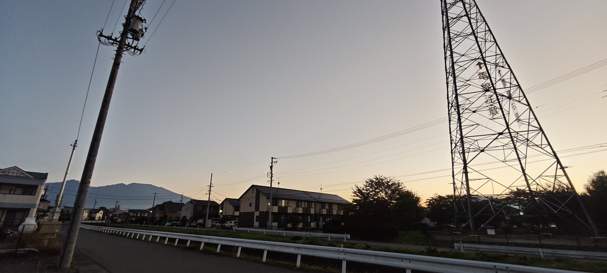 whitebirdharu's tweet photo. 長野の朝は寒い。
5:30の気温8℃。

今朝は始発で名古屋ヘ。
名古屋は最高気温27℃だそう。
温度差約20℃。
ジャケット迷ったけど、ひよったので着たよ。 https://t.co/mHYNJJz9e2
