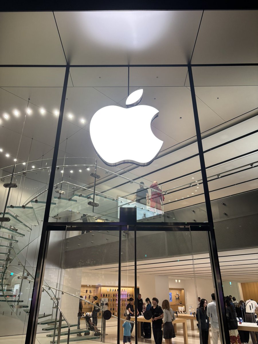 motugpz's tweet photo. 色々とバタバタしてる時���
嫁さんのiPhone15がスリープから画面復帰せず、充電も出来なくなり、無反応に。
アップルストアにて故障確定。修理も高額になる為、諦めて購入。
セットアップサポートのお兄さんが親切に色々と協力的かつ、感じも良くて超絶イケメンで、惚れた😍 https://t.co/auGnZkbrlS