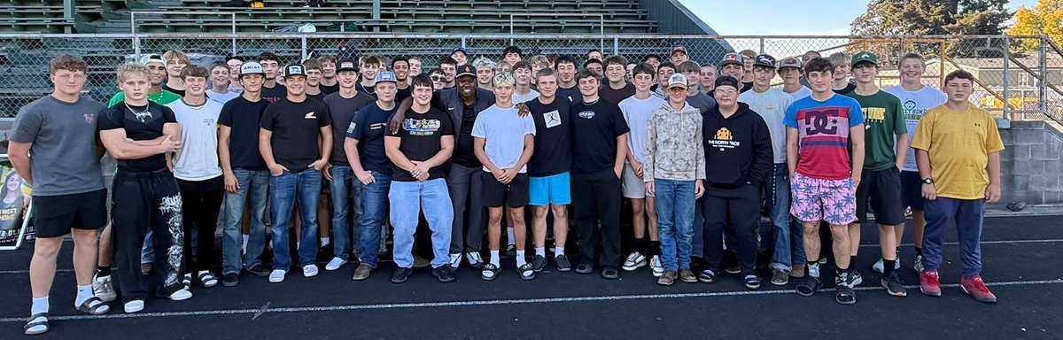 Brett_Taylor94's tweet photo. Earlier today Oregon State Head Coach JaMarcus Shephard spent some time with Sweet Home football.

According to the team Shephard spent some time talking about how to deal with the grief on the passing of Mason Flores and how to honor him moving forward.

Here is the link to the post: https://t.co/L6gmRkPb0q

#GoBeavs #GoHuskies #SweetHome #MasonFlores @BeaverFootball @CoachShephard @KEZI9Sports
