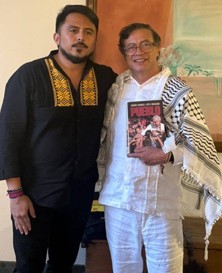 petrogustavo's tweet photo. Con diputados de Campeche , México, con el último libro de Manuel Lopez Obrador llamado "Pueblo* https://t.co/F66Pcqj0w0