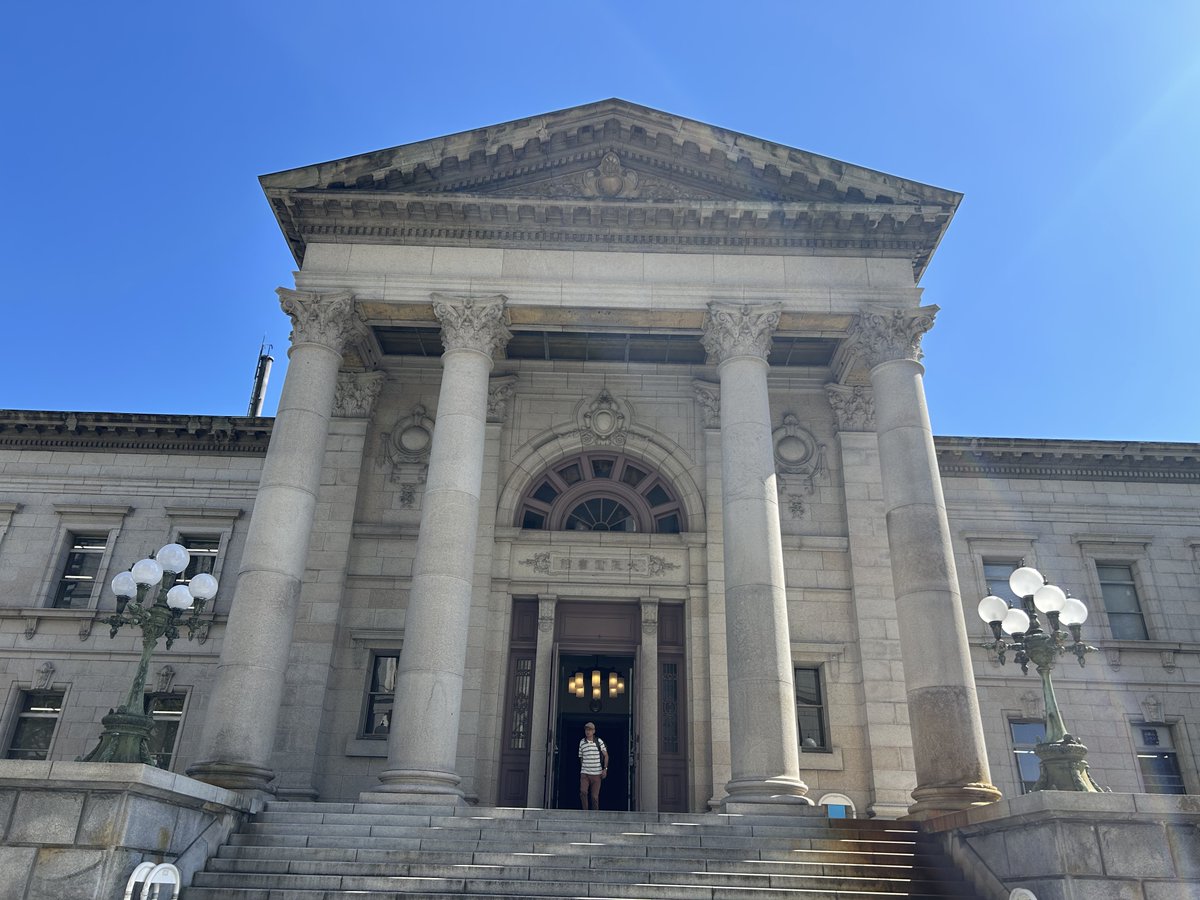 highcastle1945's tweet photo. 大阪の図書館かっこよ https://t.co/e3wPhELDie