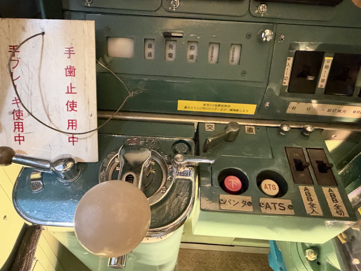 mukin4go's tweet photo. 京都鉄道博物館

救援や配給輸送を担当する事業用電車
「クモヤ 145 形」特別展示

145系1201号車運転台見学に参加しました。

交流、直流切り替えスイッチ https://t.co/x02agCdYs2