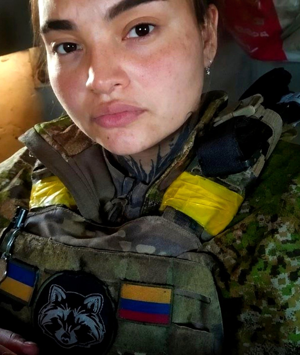 narcoblogger's tweet photo. La mandaron a pelear a Ucrania por plata y miren cómo terminó: herida, sin casco y soltando el fusil frente a los rusos en Zaporiyia. Dicen que es Daniela Zapata Aguirre, de Medellín, y que sus propios compañeros la dejaron botada en el frente de Orekhov. Qué triste final.
👇 
https://t.co/GMuMVLUpZG