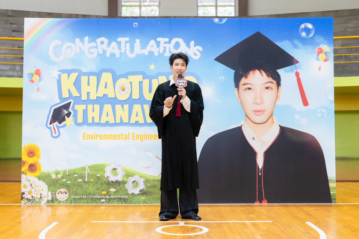 ForKhaotungg_'s tweet photo. (💐) รับปริญญาเต็มไปด้วยรักจากหัวใจทุกคน ♡

ขอบคุณดอกไม้ทุกช่อ ของขวัญทุกชิ้น การ์ดทุกใบ และความรักของทุกคนที่มอบให้พี่บัณฑิตคนเก่งในวันรับปริญญานี้ คนเก่งของทุกคนเรียนจบแล้วน้า 🎓💭

✳︎ Special thanks @FKT_HAVENFAMILY สำหรับ Backdrop ที่แสนน่ารักนี้นะคะ ♡

KHAOTUNG JOP LAEW JAA

#KhaotungHappyGraduation 
#KHAOTUNGgraduation 
#khaotungg #เด็กน้อยของขต