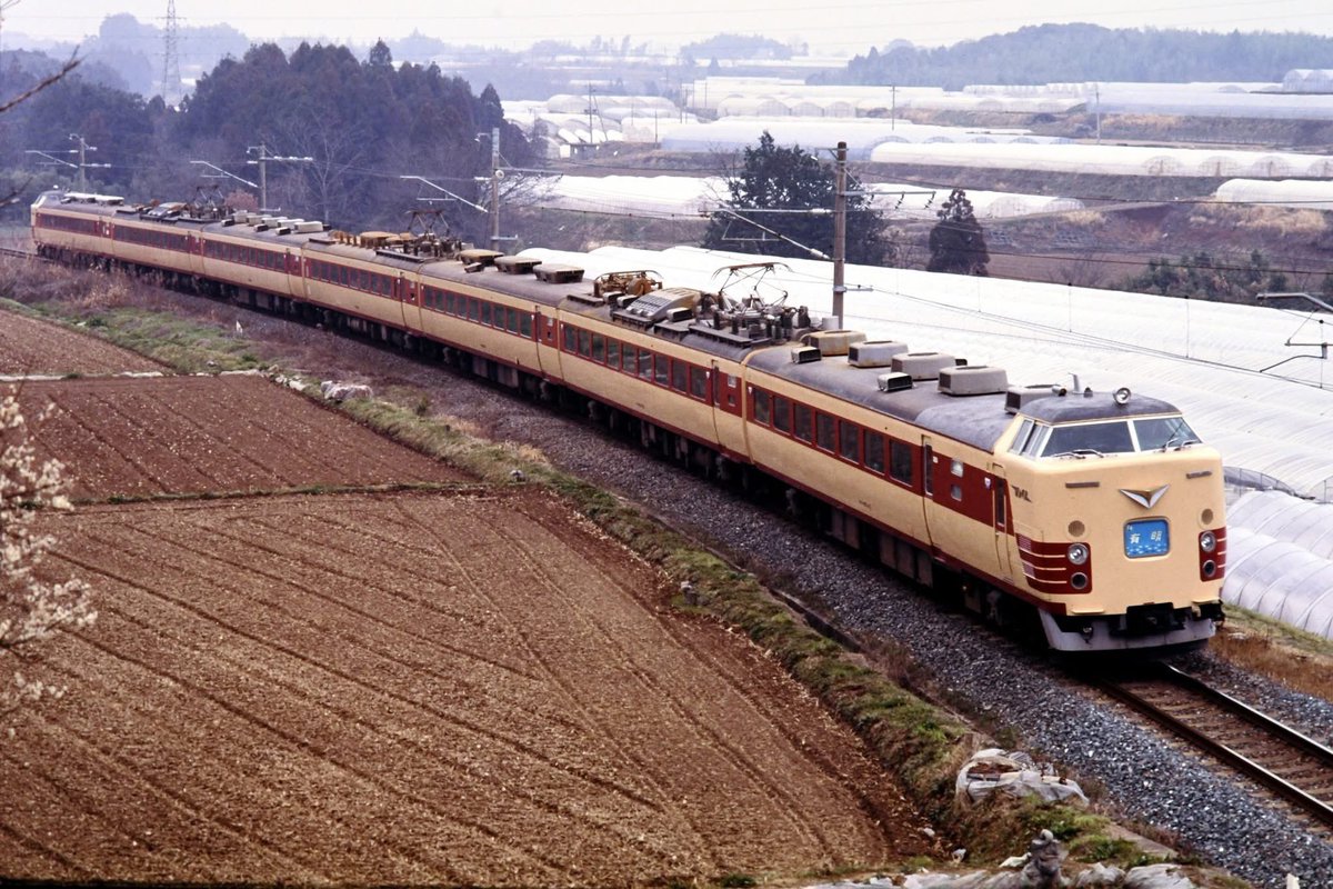 koh5861's tweet photo. 1985年3月7日　鹿児島本線で旧型客車を撮影です。脇役の特急有明が懐かしい。長いのと短いのがいますね。 https://t.co/83xH1si7xw
