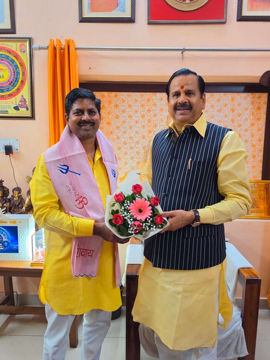 DilipSribjp's tweet photo. पूर्व कैबिनेट मंत्री बड़े भाई डॉ. महेंद्र सिंह जी से लखनऊ स्थित उनके आवास पर आत्मीय भेंट कर उनका आशीर्वाद प्राप्त किया। 
बड़े भाई के रूप में आपका स्नेह और मार्गदर्शन सदैव मिलता रहा है। प्रदेश प्रवक्ता का नवीन दायित्व मिलने पर आज पुनः आपका आशीष प्राप्त किया। https://t.co/EMFlUeThOO