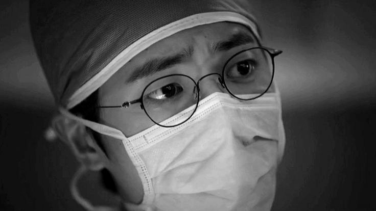 Prestigour's tweet photo. Drip oksitosin tambahan baru saja selesai saya racik ke dalam suntik ketika suara panik perawat anestesi menggelegar dari sudut ruang operasi, "Tekanan darah tujuh puluh per empat puluh, Dok. Nadi seratus tiga puluh. Perdarahan di operative site masih masif!" https://t.co/xxBAHzbEF1