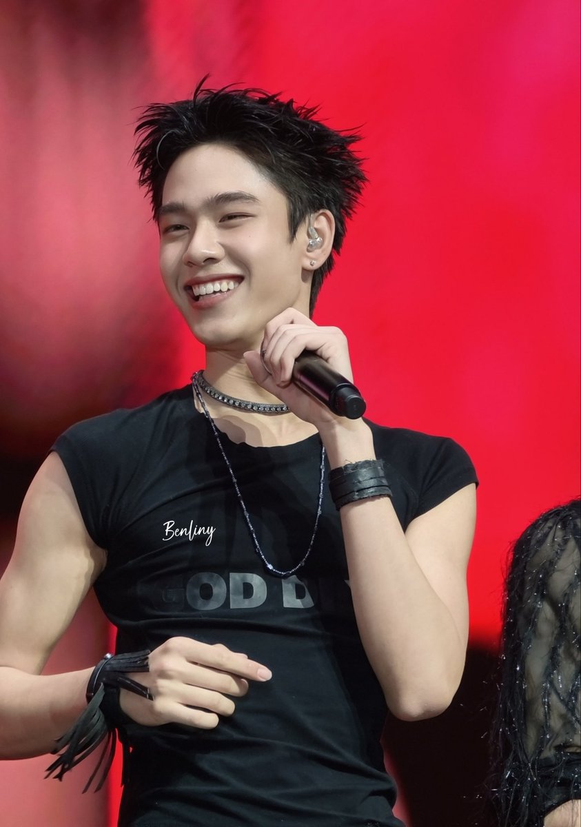 benliny_bus's tweet photo. เหมือนจะโดนน้องคนนี้ตก ขายหน่อยค่ะน้องคือใคร หล่อมาก มีเสน่ห์มาก คาริสมาแบบตาแตก 
#FARESklahan
#SONRAYSHOWCASE2026 https://t.co/t4F69uNLe1