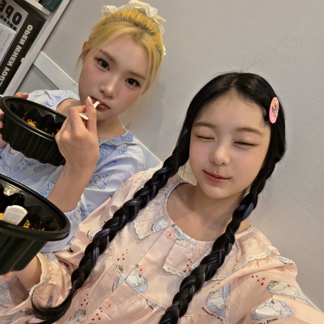 iove_0n's tweet photo. 이렇게 쫀귀 사진들 숨기고 잇엇다구....🥹🥹💓 https://t.co/J5CZz10g5n