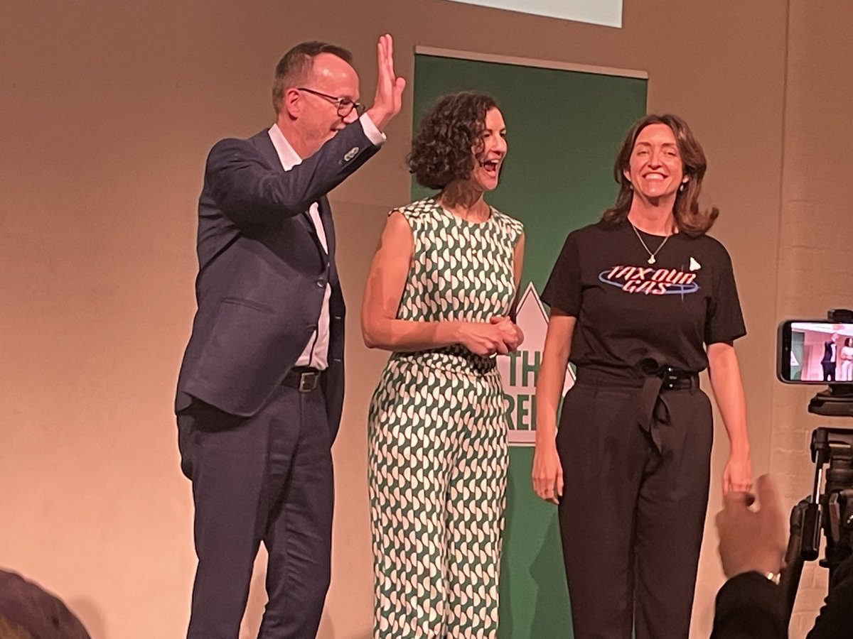 danpakko's tweet photo. Greens vote nationally is 41% for Gen Z.
7% for Gen X. Of which I am one.
5% for Boomers.
What the F is wrong with the older generation?
Selfishness &amp; ignorance.
If you value sovereignty, hate AUKUS &amp; Genocide, there is only one team https://t.co/81bgDrNX2Y