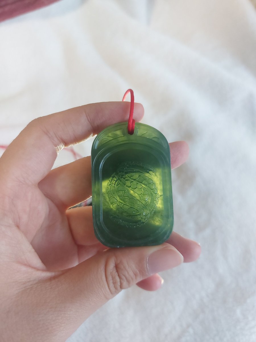 BrainOutsid3's tweet photo. 用真玉还原了浪客的玉牌🐍
前前后后花了一个多月时间，用了深釉玉雕刻，大体形状是机器铳出来的，实话说，我对效果很满意，光下面有玉润的感觉。
不过量产比较难做到了，玉料的质量参差不齐，很难做出全部一样的效果💔 https://t.co/vuf2TGR9n6