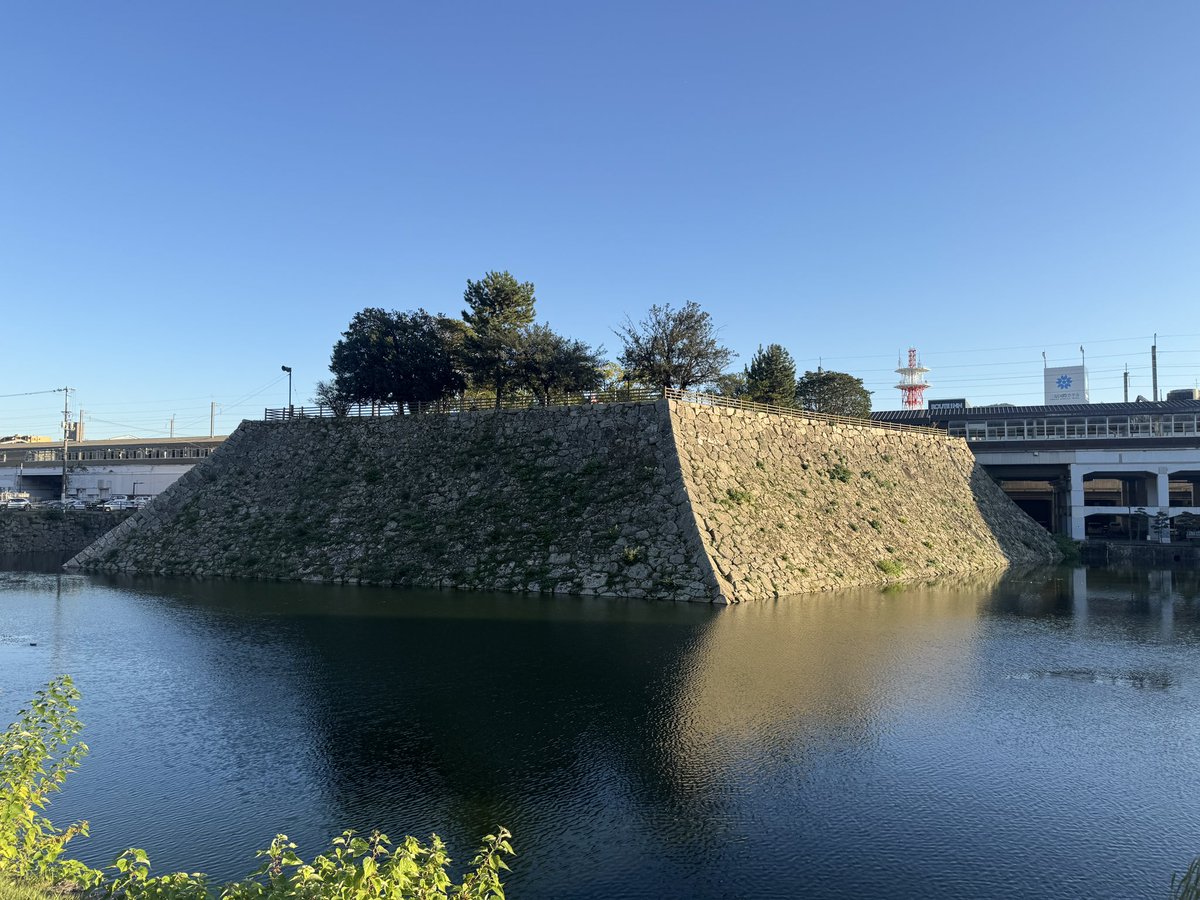 seenen's tweet photo. #西国街道 歩き11回目(昨日)
備後赤坂から三原まで。
写真は尾��のアーケード街、三原の大入��の一里塚跡碑、三原市木原町付近では海沿いを歩き、ゴールの三原城。
お城があったところが三原駅。
#街道歩き https://t.co/14wTZxfdi5