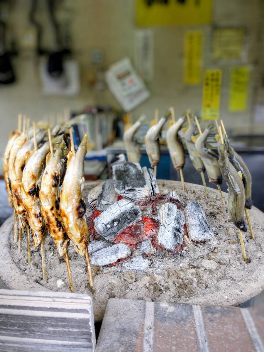 winfirst_jpn's tweet photo. 先輩が毎年恒例の落ち鮎を食べに行ってきたそうです🐟
落ち鮎は、産卵のために川を下る時期の鮎のこと。
脂がのった夏の鮎とはまた違い、卵や白子を抱えたこの時期ならではの味わいがあります。
炭火でじっくり焼いた鮎は、香ばしさがたまらない美味しさ😋 落ち鮎は今だけなので、気になる方は連休にぜひ！