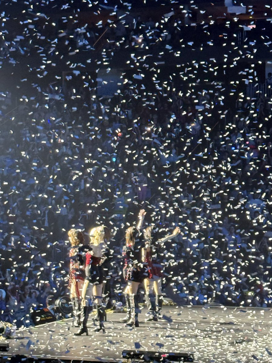 kellkells99's tweet photo. …found so much confetti in my bra😭@IM_LESSERAFIM @le_sserafim 

#PUREFLOW_IN_NEWARK #LE_SSERAFIM
 #HappyBirthdayYunjin https://t.co/X4rLUjBlCA