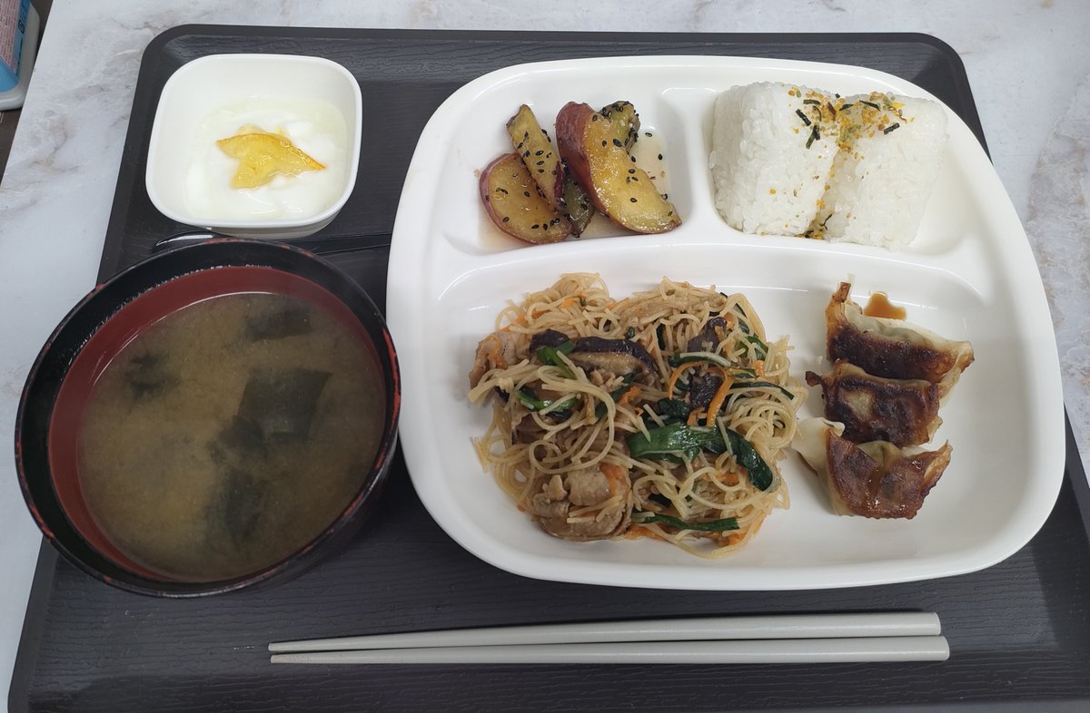 sagyousho1011's tweet photo. 本日は焼きビーフン、一口餃子、大学いも、お味噌汁、ヨーグルトです❗️
いただきまーす🥢✨️ https://t.co/mI4nBn0NVk