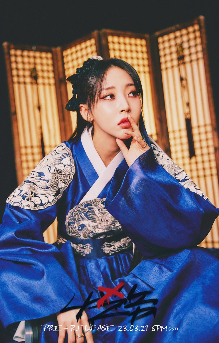 mascbyul's tweet photo. moonbyul is the only right answer https://t.co/xO6Cj99dPz