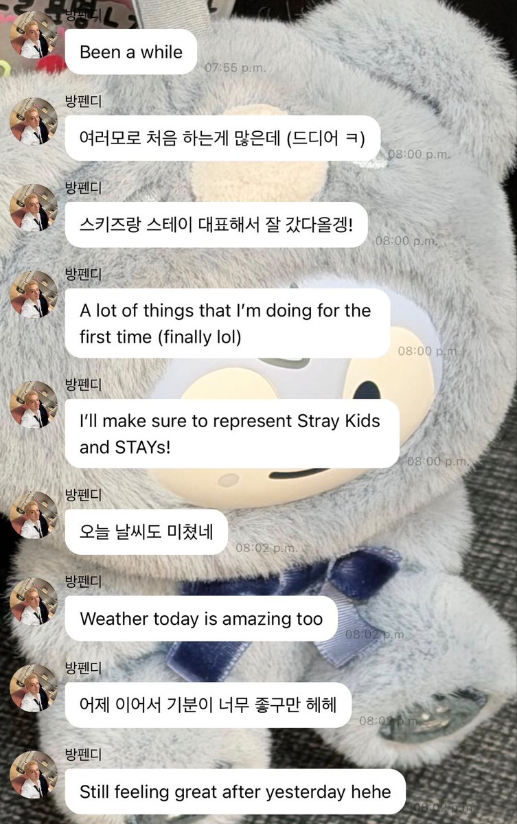 SkzGlobalSTAY's tweet photo. #BangChan en Bubble 🫧

🐺: Ha pasado un tiempo
🐺: Hay muchas cosas que estoy haciendo por primera vez (por fin lol)
🐺: Me aseguraré de representar muy bien a Stray Kids y a STAY!
🐺: El clima de hoy también está increíble
🐺: Todavía me siento muy bién después de lo de ayer hehe 
🐺: Para ser sincero, de las fotos que subí a Insta ayer...
🐺: tengo más de esas lol 

~ 🍥